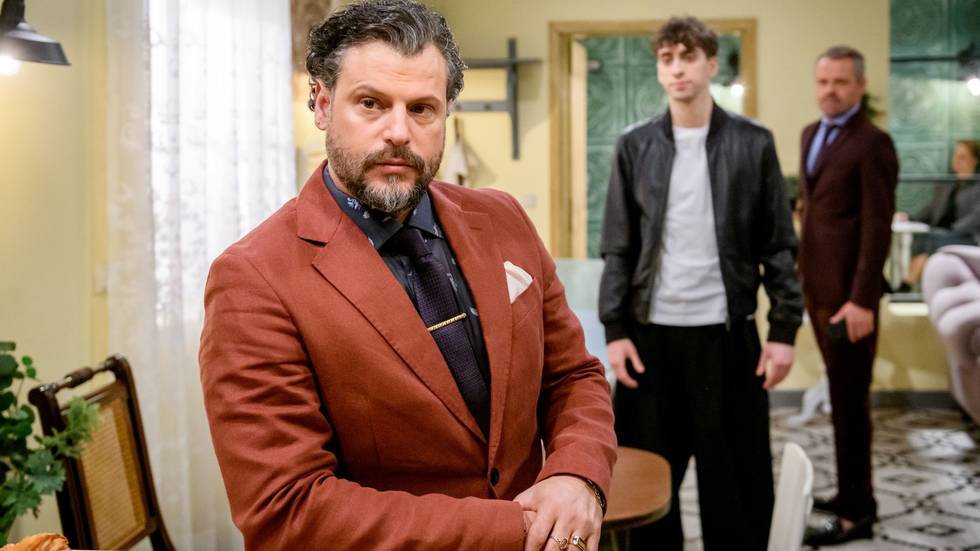 "Sturm der Liebe": Sinan (Roberto Capasso, M.) bewirbt sich vor Erik (Sven Waasner, r.) bei Fernando (Manuel Cortez, l.), ©ARD/WDR/Christof Arnold