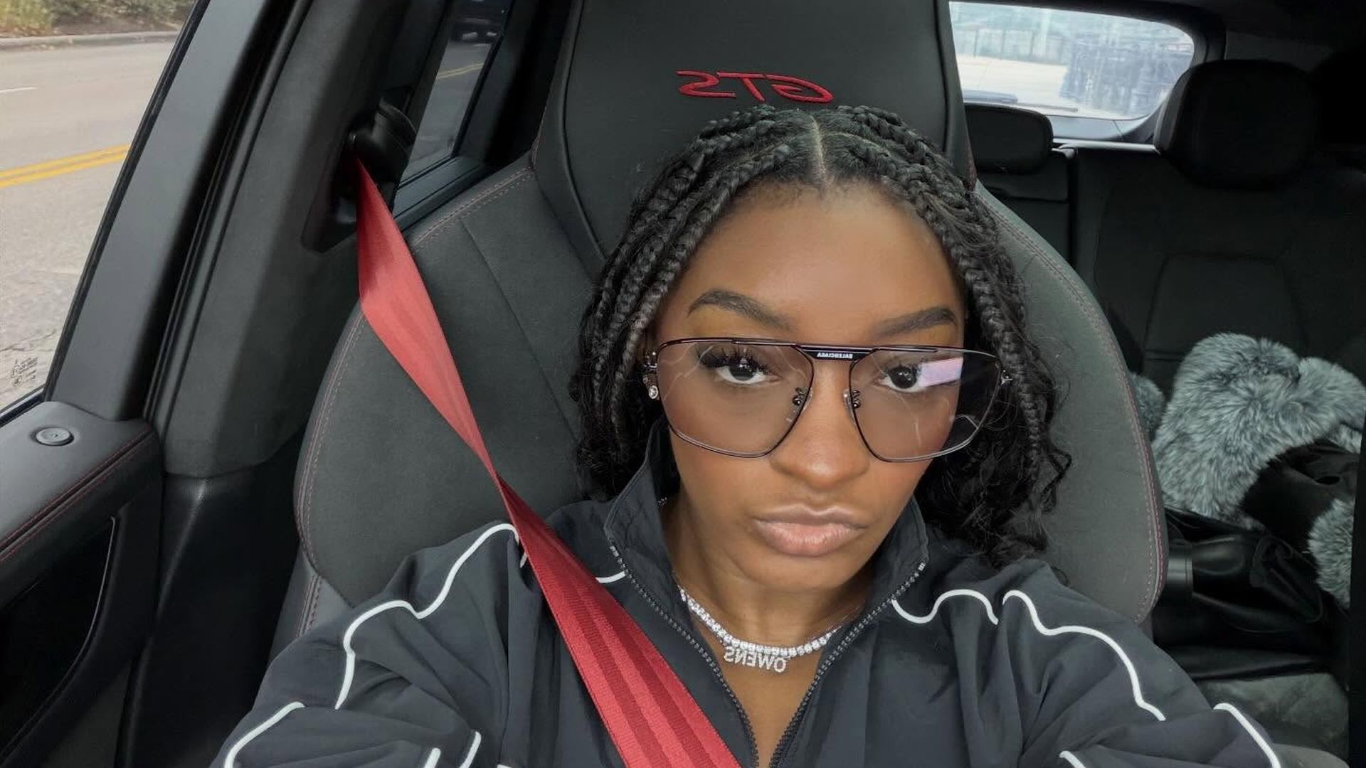 Simone Biles in ihrem Porsche