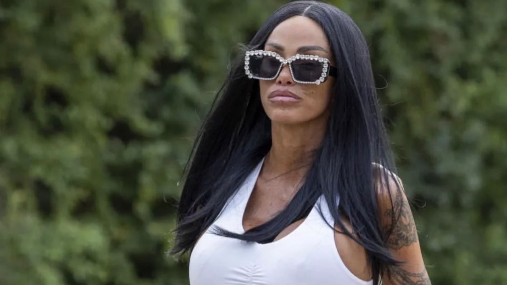 Katie Price mit Ring am Finger