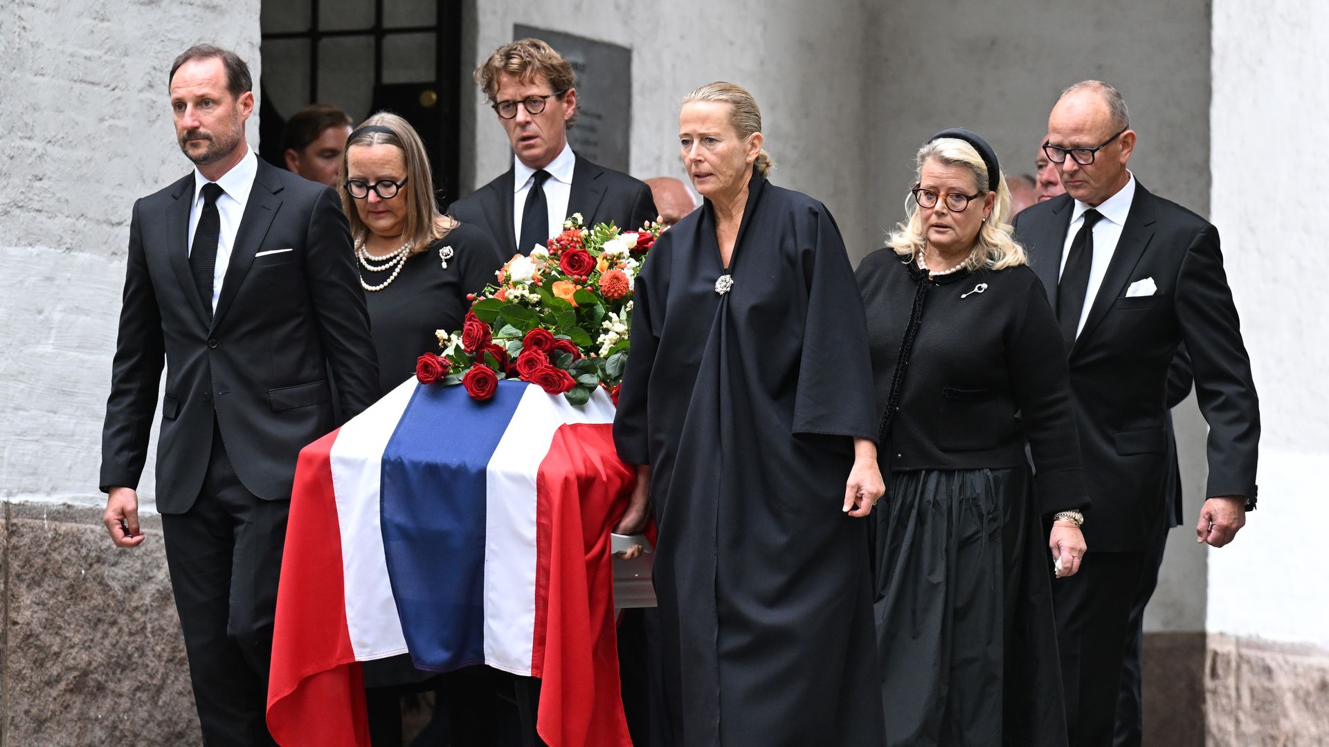 König Haakon und die Kinder von Prinzessin Astrid tragen den von der norwegischen Flagge bedeckten Sarg bei der Trauerfeier in Oslo
