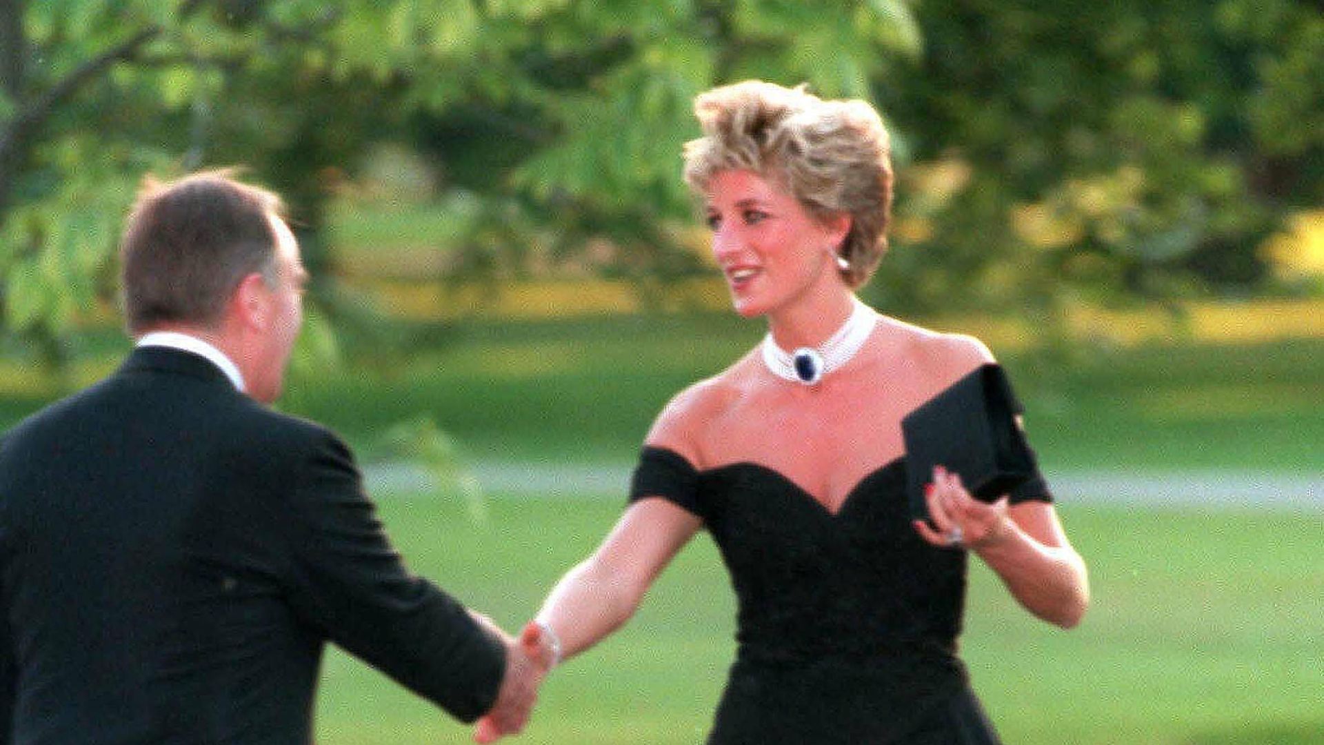 Prinzessin Diana im schwarzen Christina-Stambolian-Kleid bei der Vanity-Fair-Party in der Serpentine Gallery, London 1994