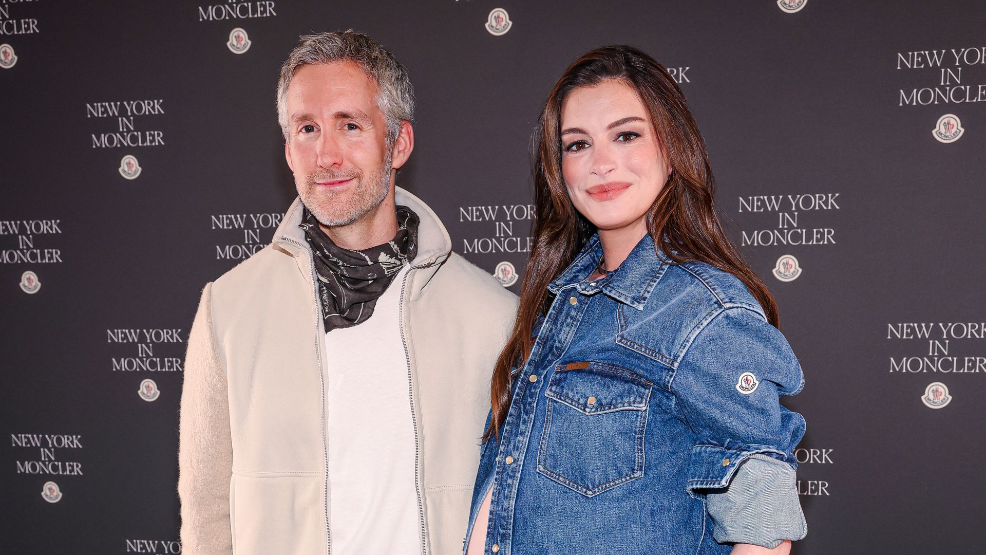 Adam Shulman und Anne Hathaway bei der Eröffnung des Moncler-Flagshipstores an der Fifth Avenue in New York City
